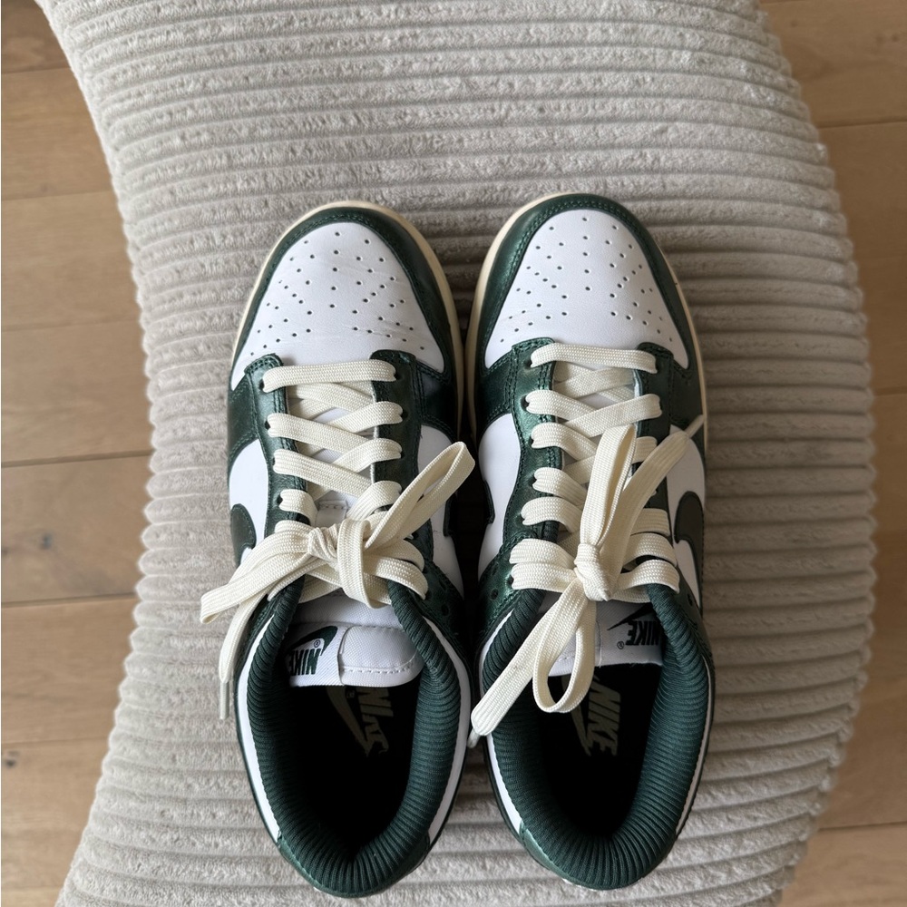 Nike Dunks for women. Green and White.